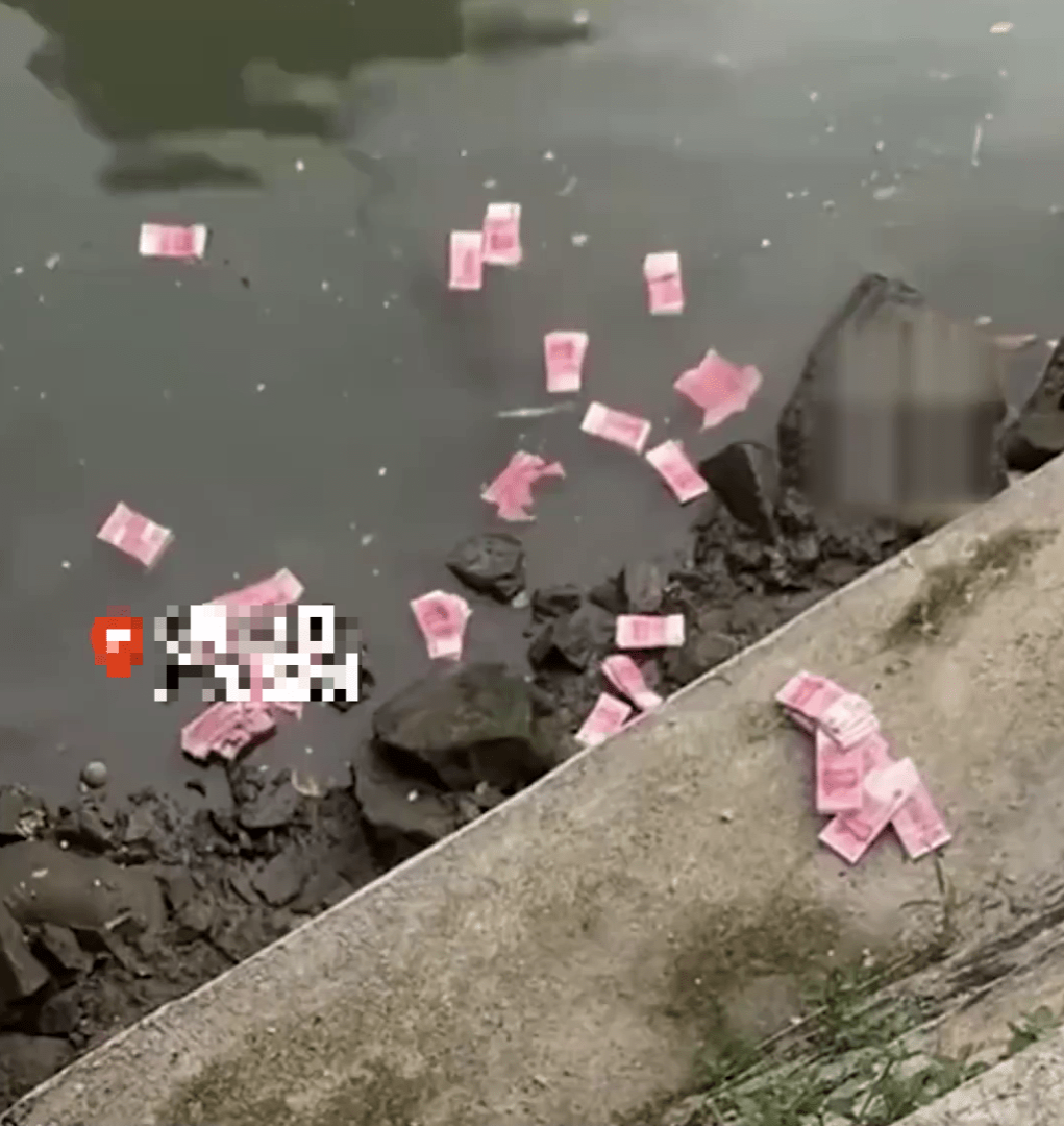 深圳河道惊现大叠钞票。